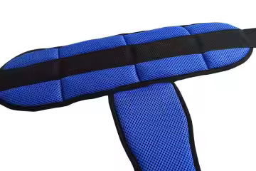 חגורה לכסא גלגלים עם תמיכה בין הרגליים